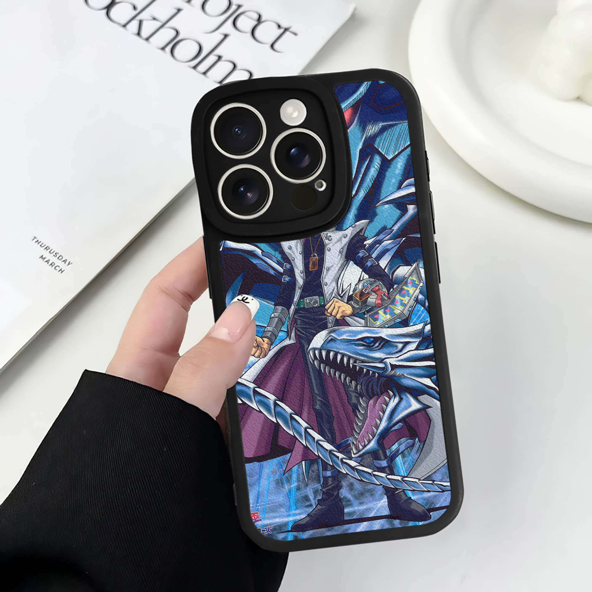 （画像用） 遊☆戯☆王 Yu-Gi-Oh! 【iPhone 16シリーズ対応】シリコンスマホケース（レザー調） 材質：シリコン